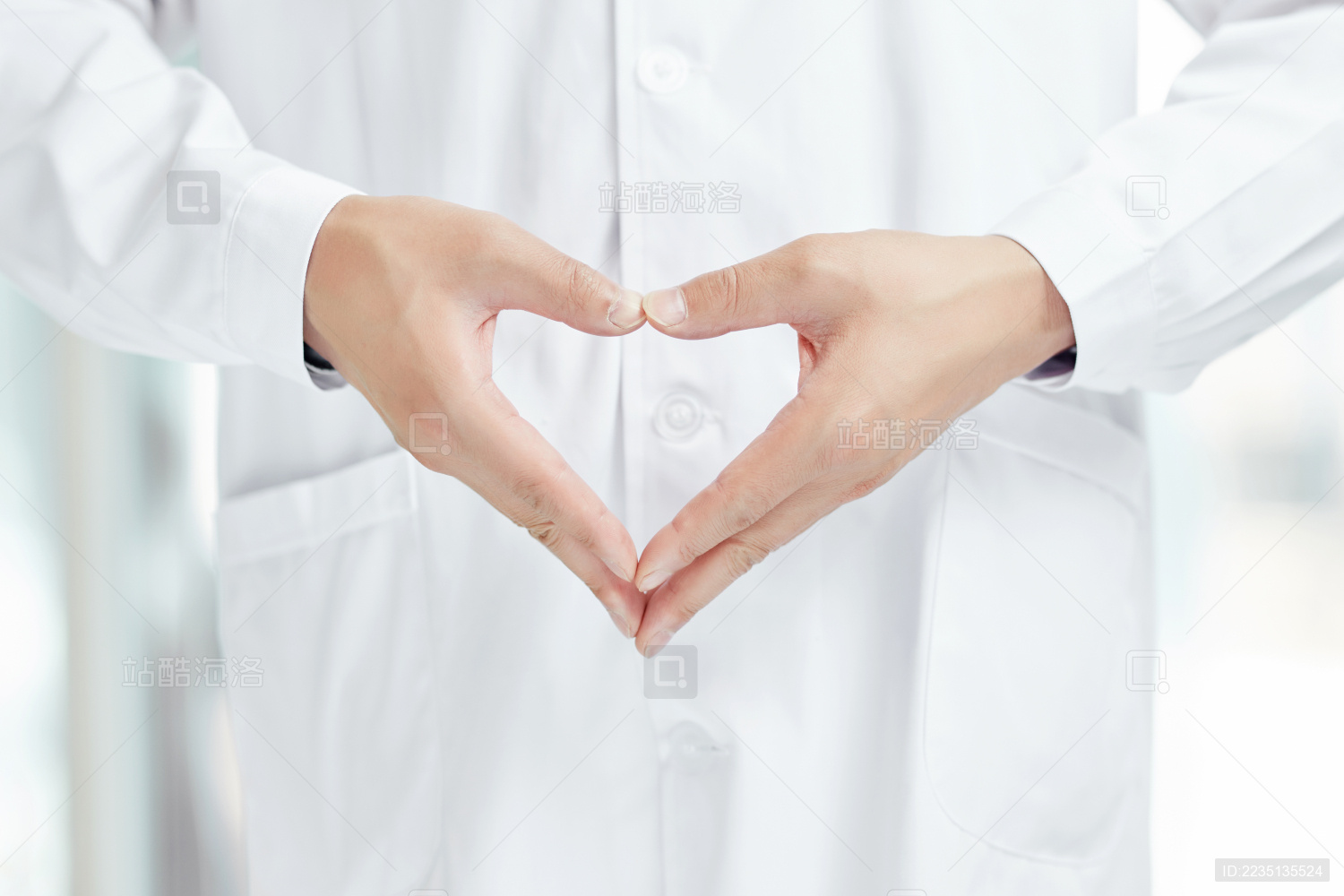 医生用手比心型