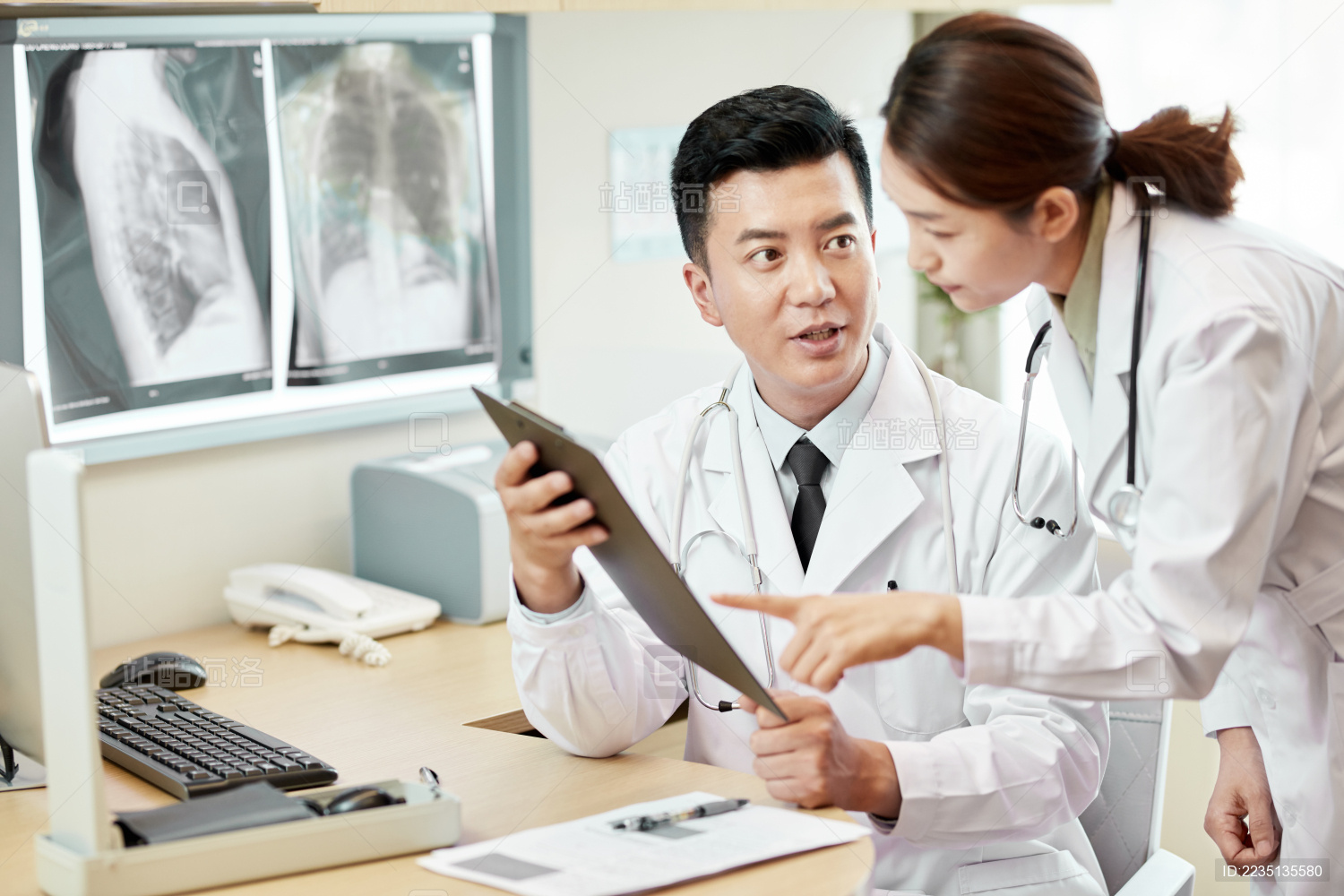 医生在讨论工作