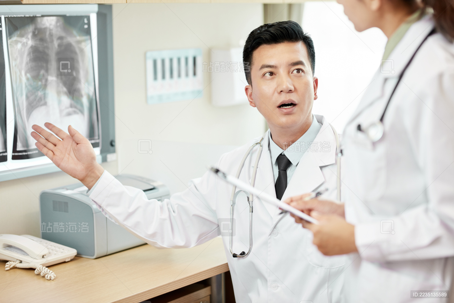 医生在讨论工作