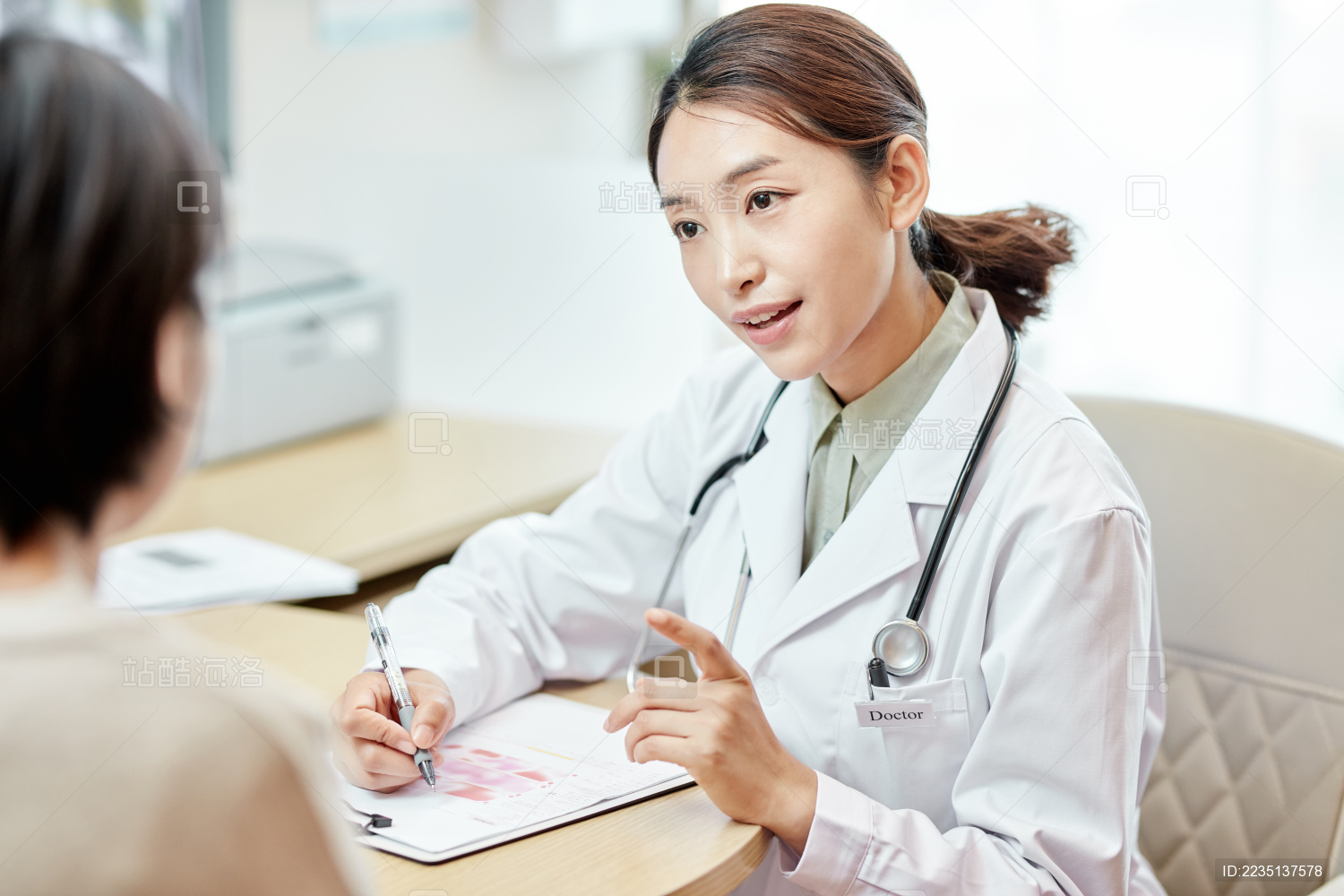 医生在和病人交谈
