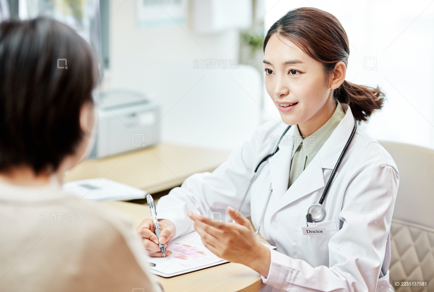 医生在和病人交谈