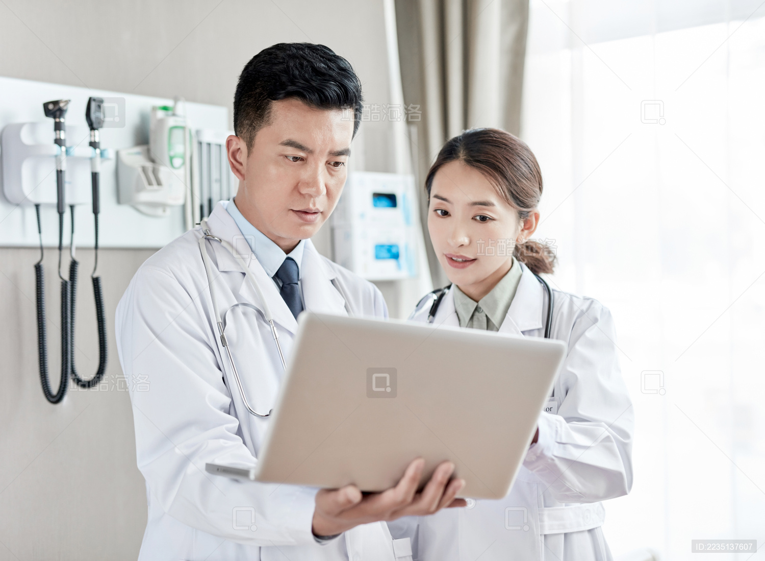 医生在讨论工作