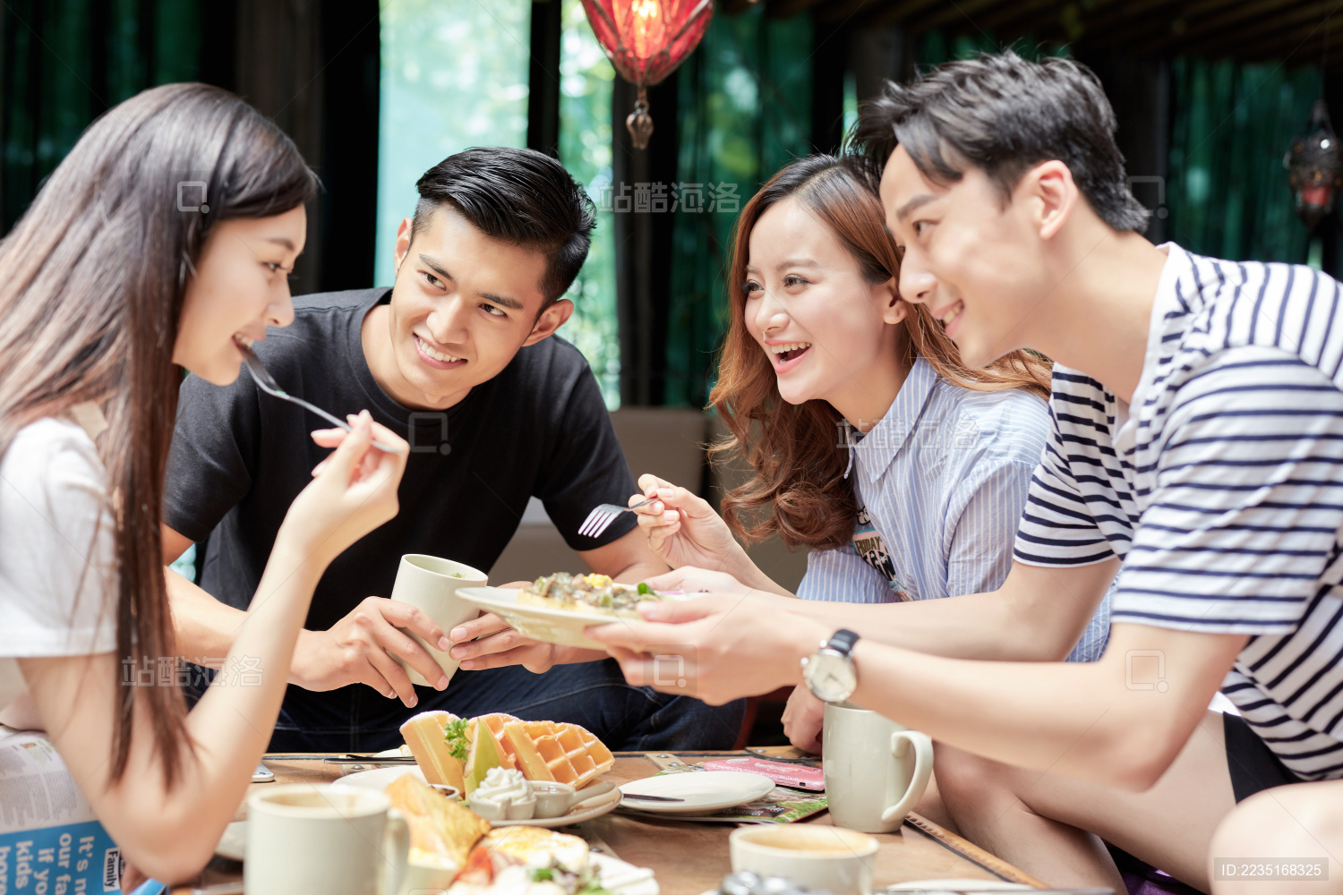 城市男女青年在咖啡馆