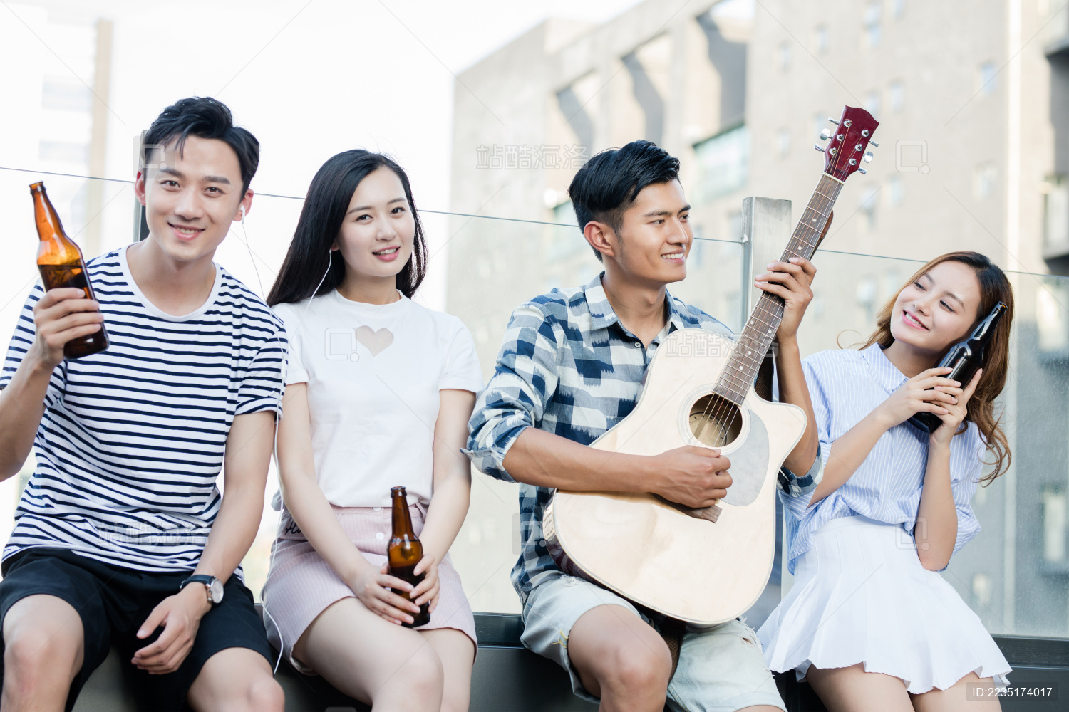 年轻人在天台聚会