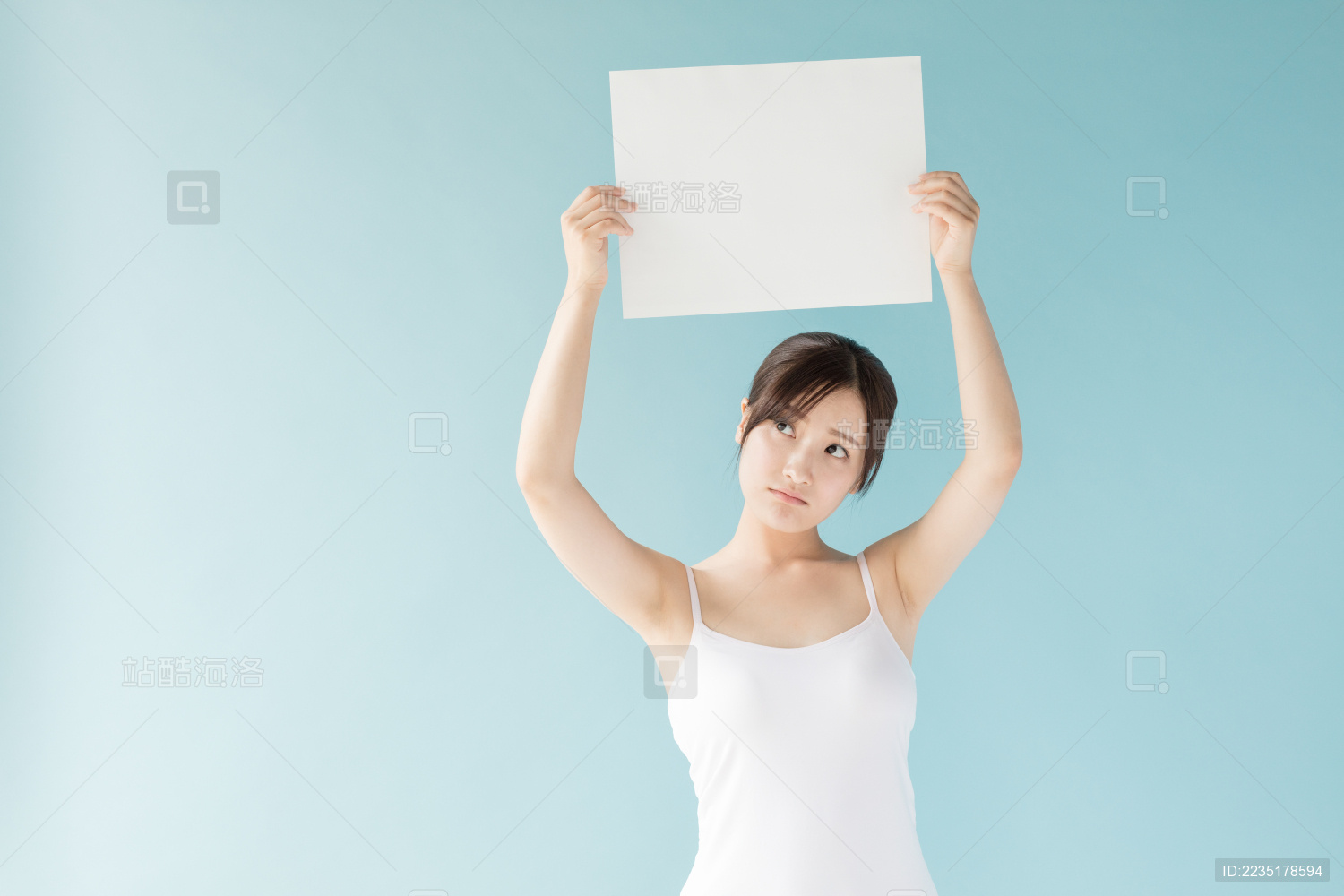 拿着白板的清纯女生