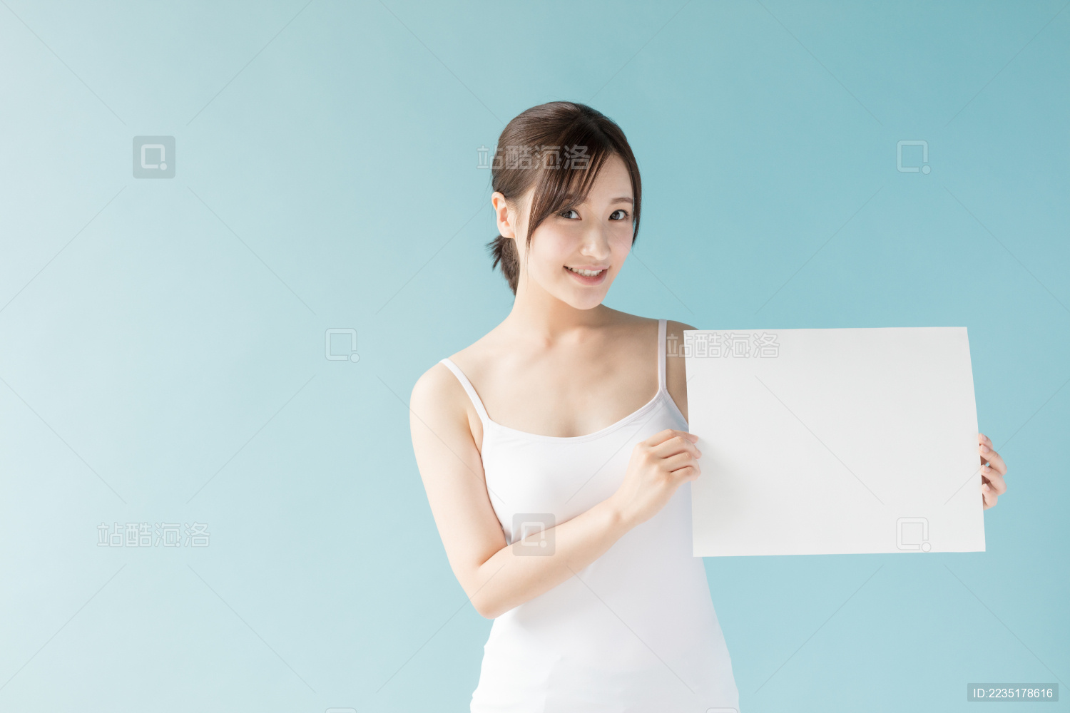 拿着白板的女生