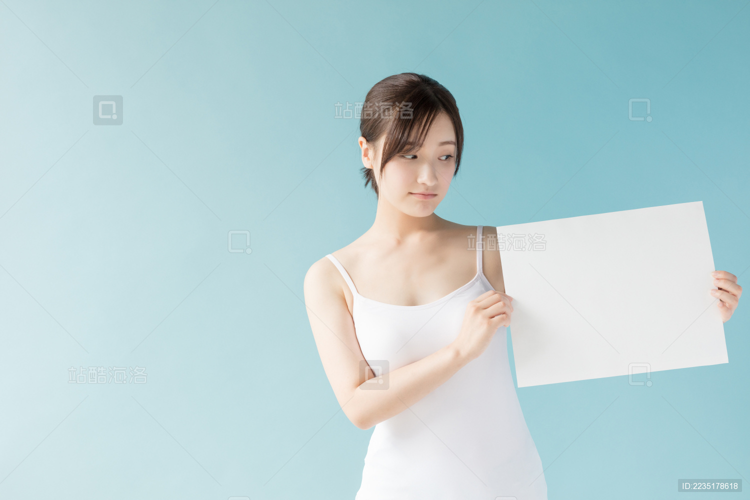 拿着白板的女生