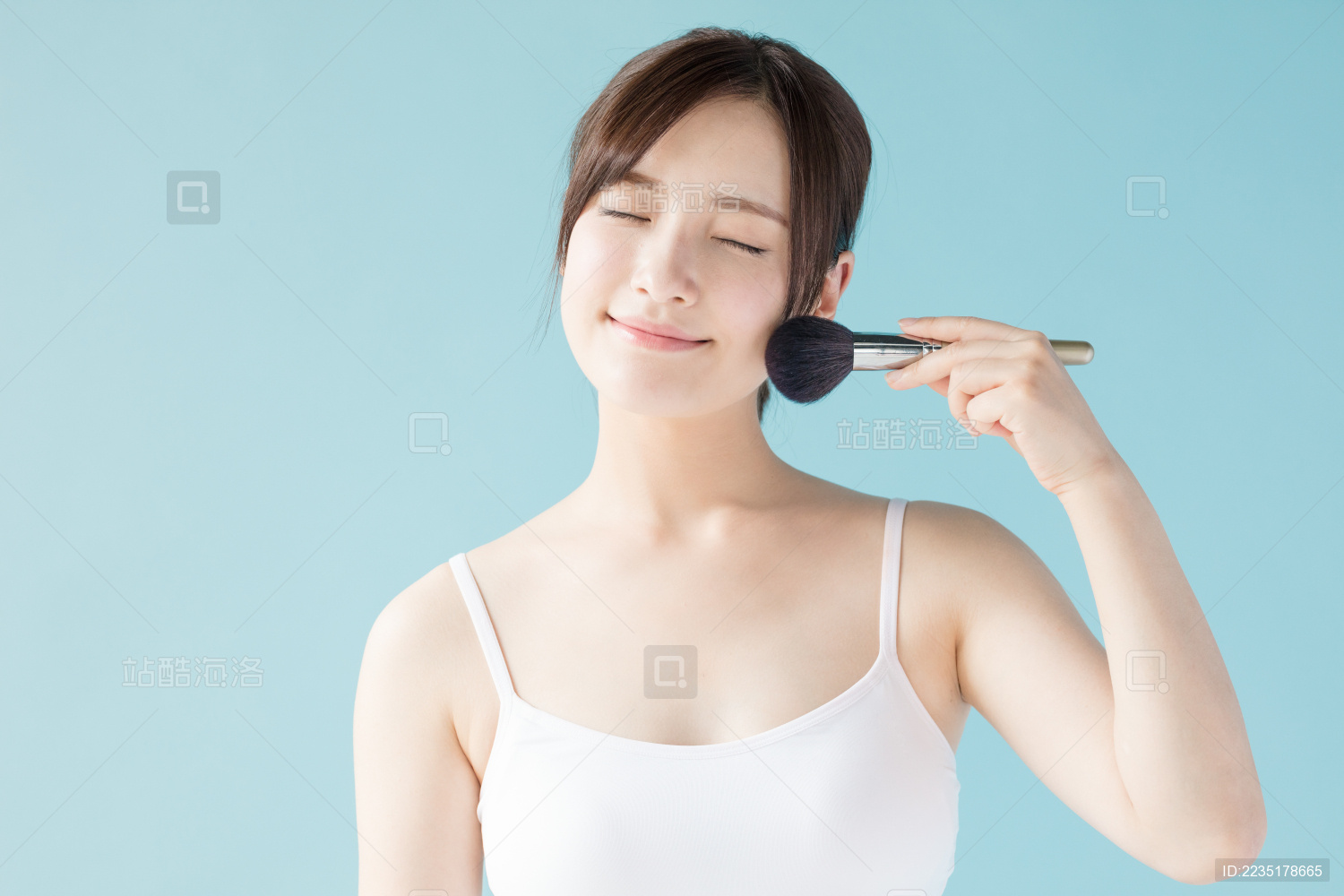 拿化妆刷的女生