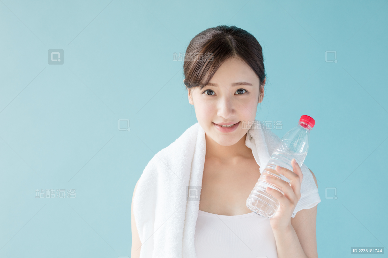 拿着矿泉水瓶的女生