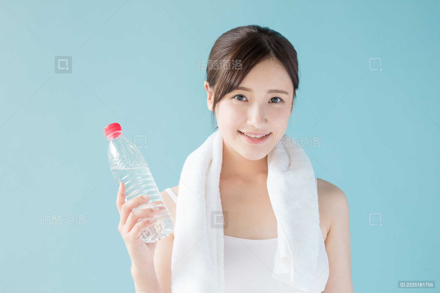 拿着矿泉水瓶的女生