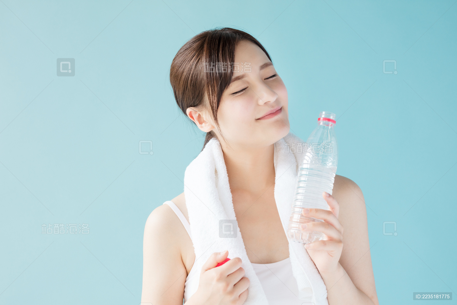 在喝水的年轻女性