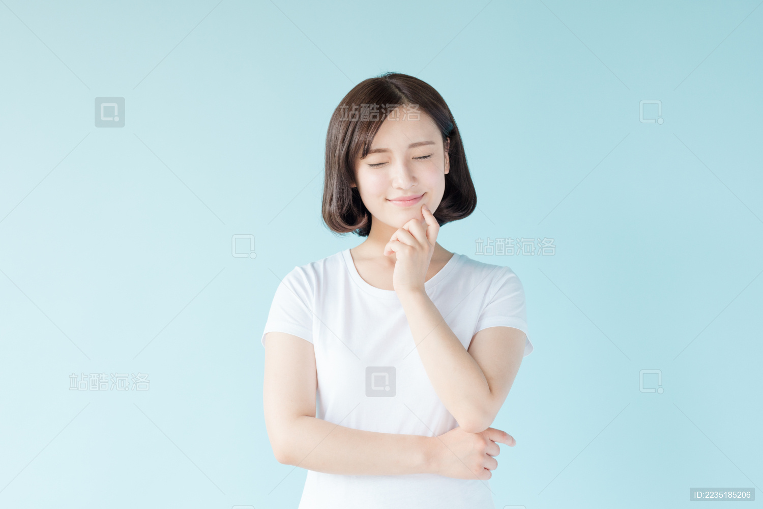 站在蓝色背景前的年轻女生