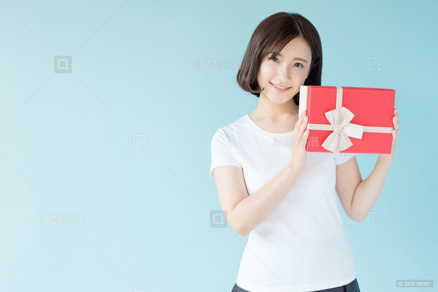 拿着礼物的女生