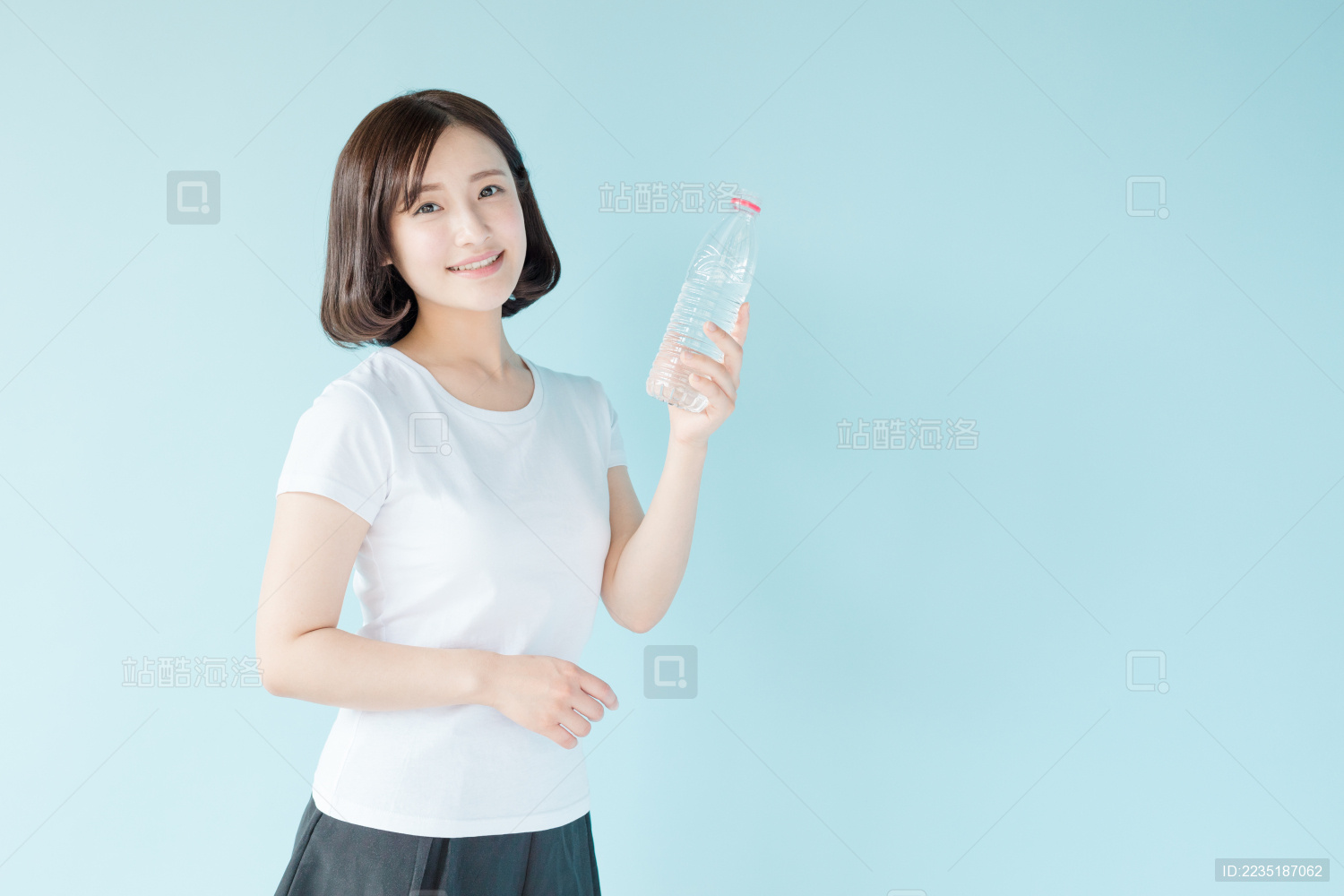 拿着矿泉水的女生