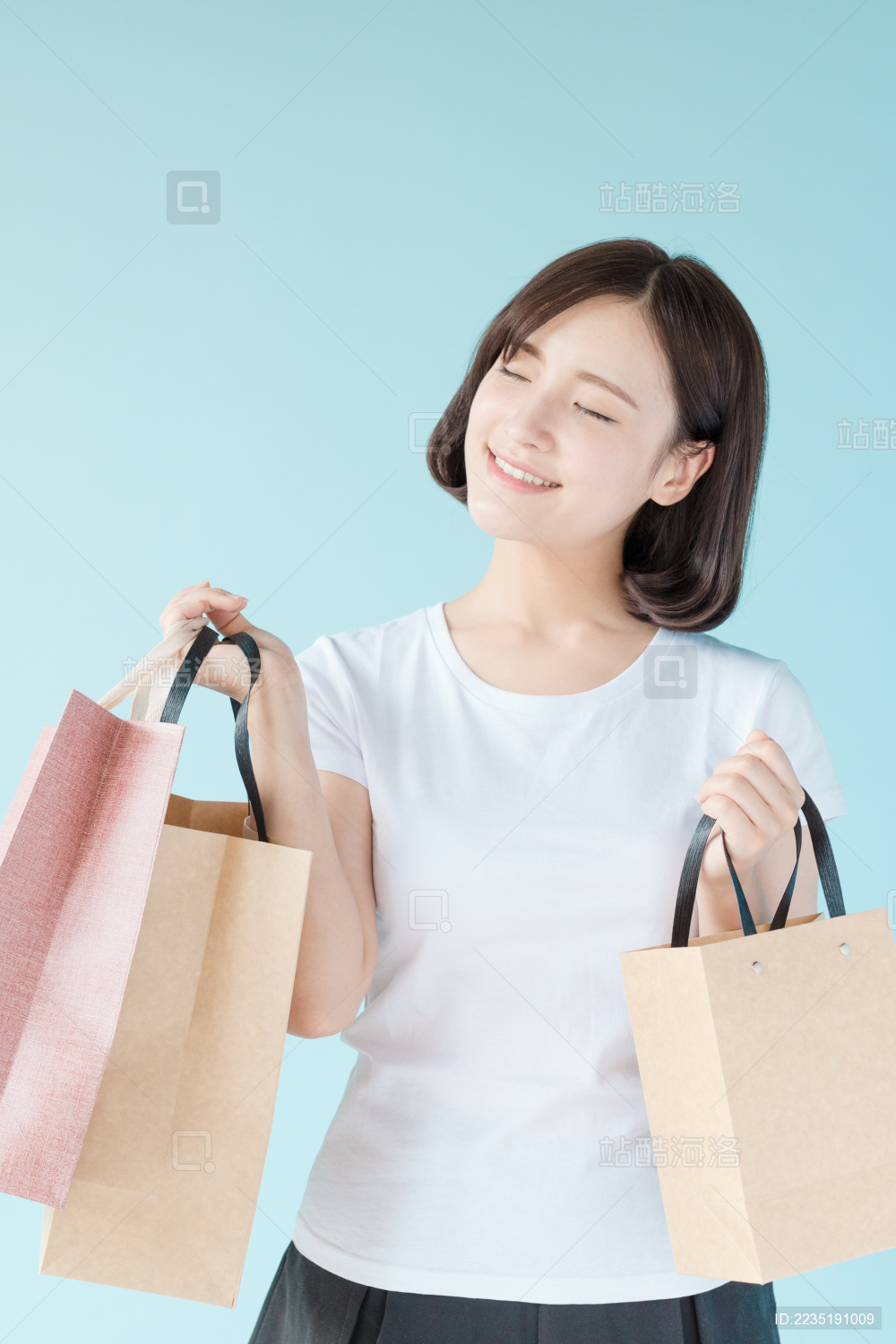 拿着购物袋的女生