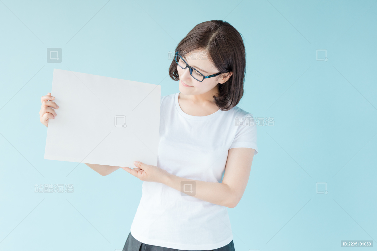 拿着白板的女生