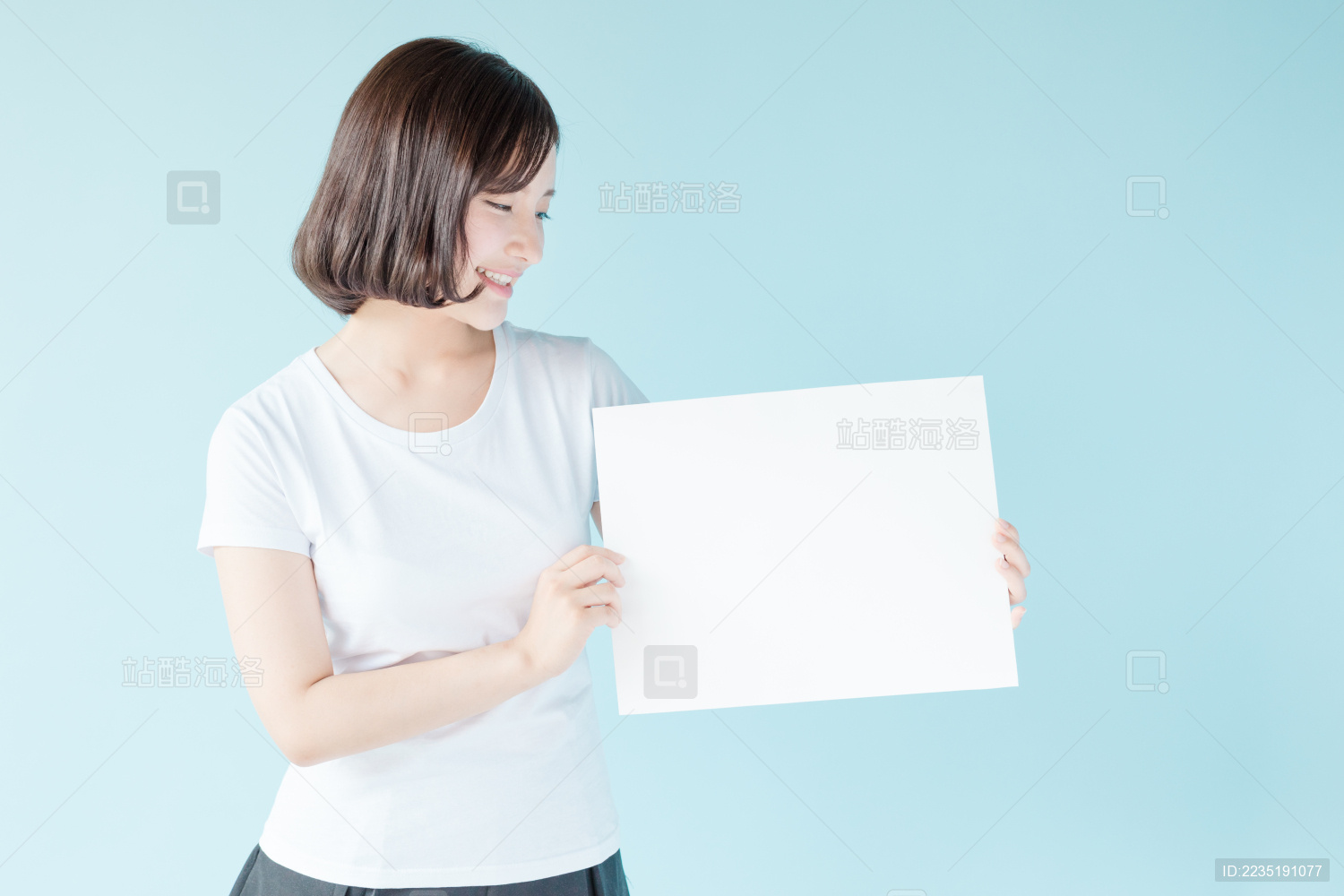 拿着白板的女生