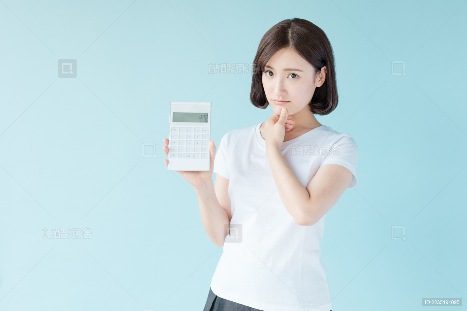拿着计算器的女生