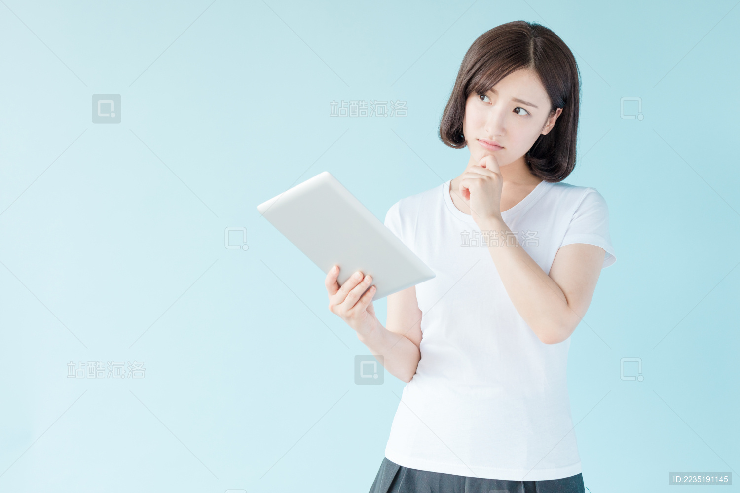 拿着平板电脑的女生