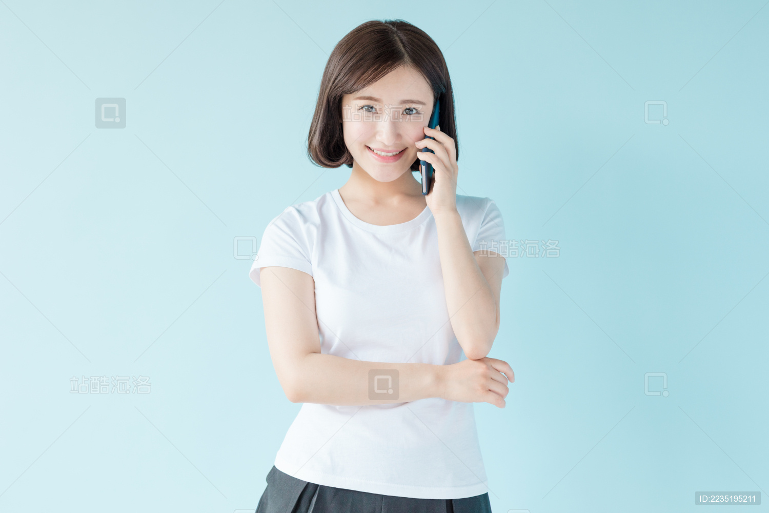 在使用手机的女孩