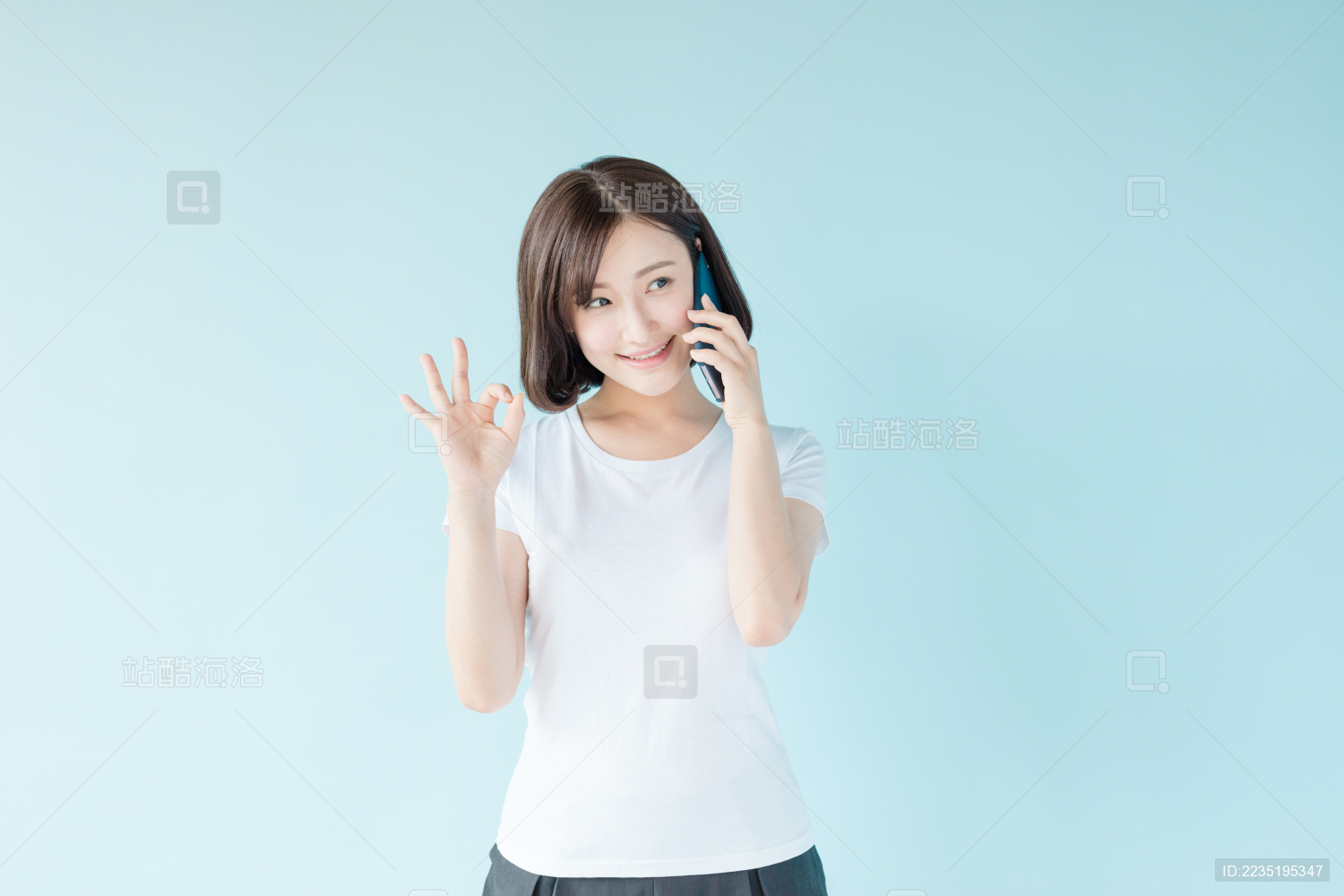 使用电子设备的女孩