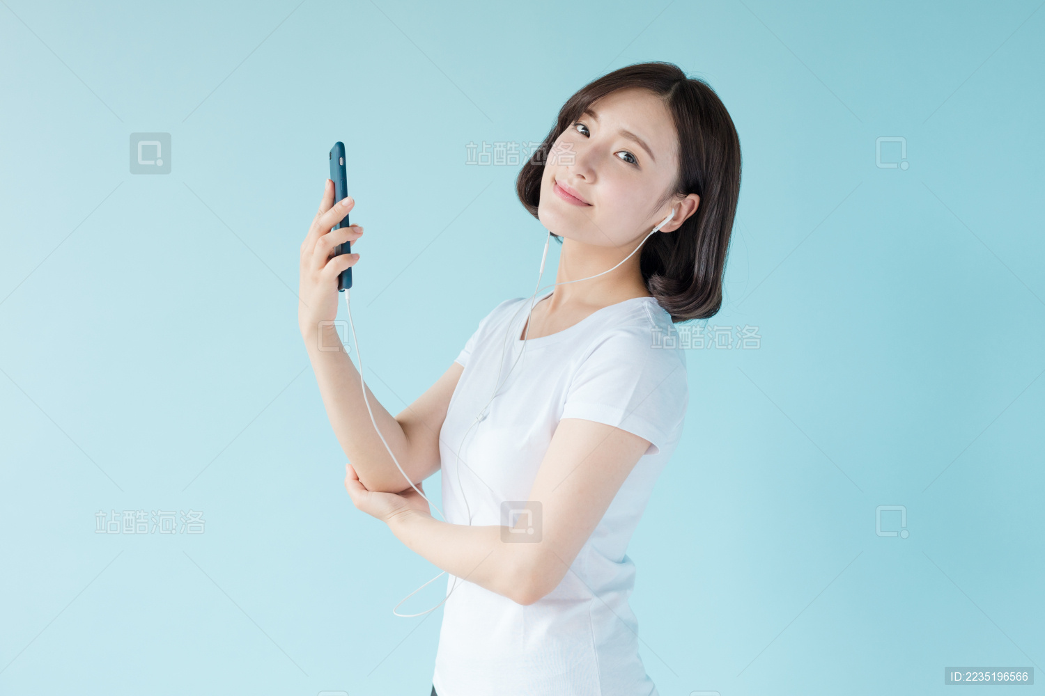 使用手机的女孩