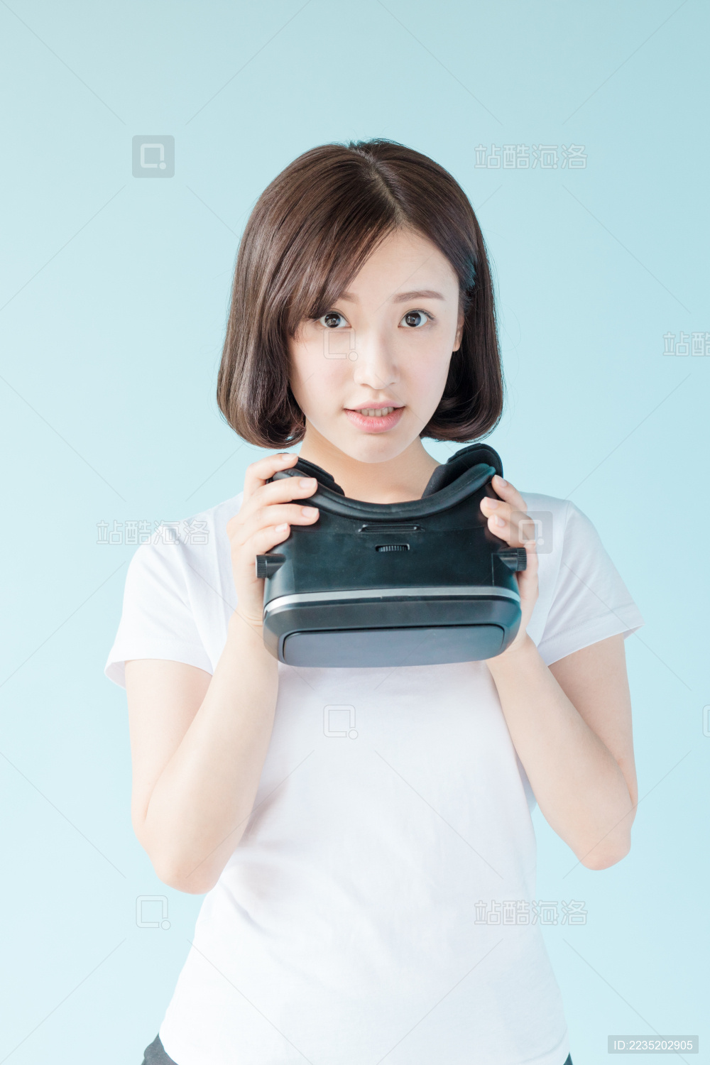 带vr眼镜的女孩