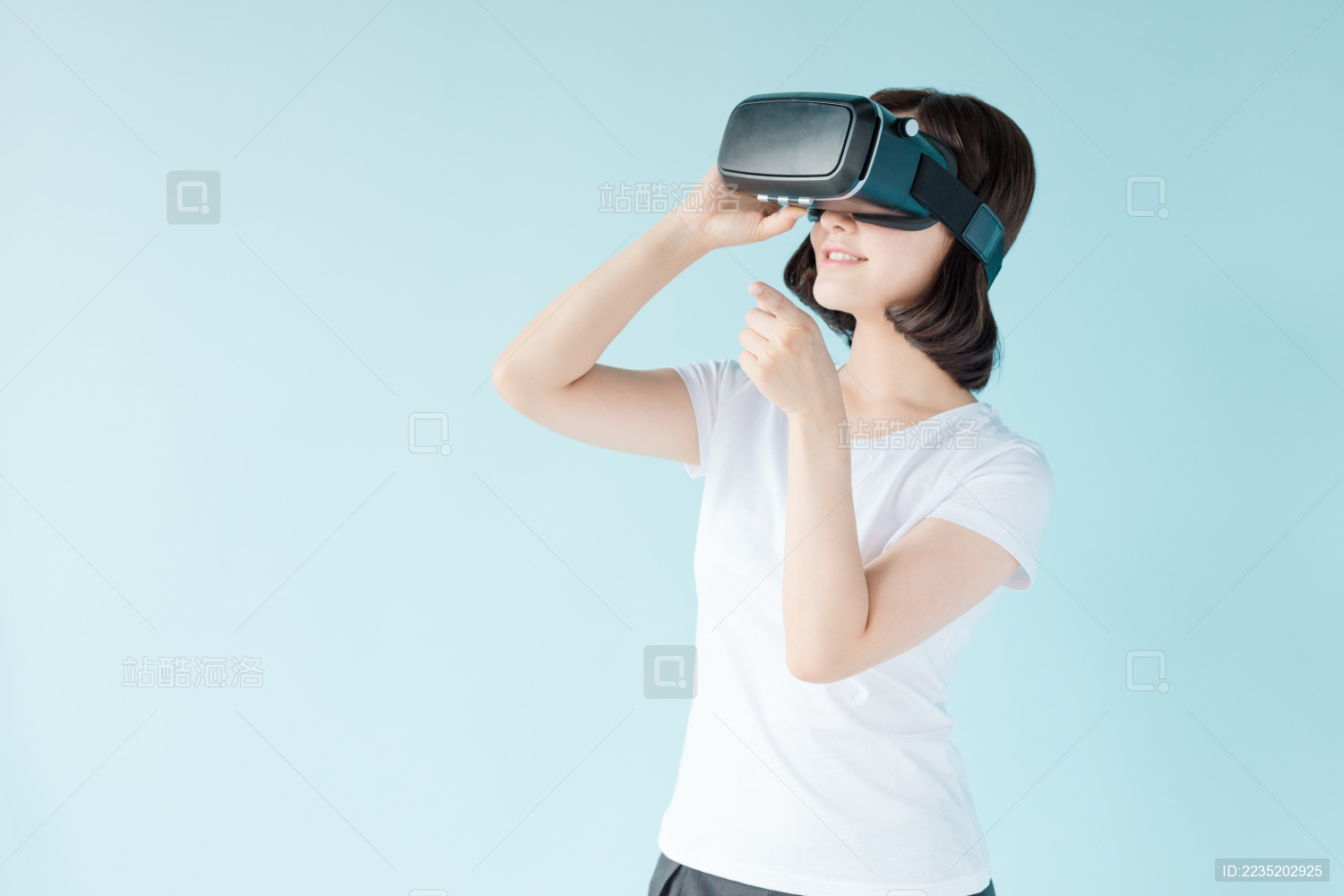 带vr眼镜的女孩