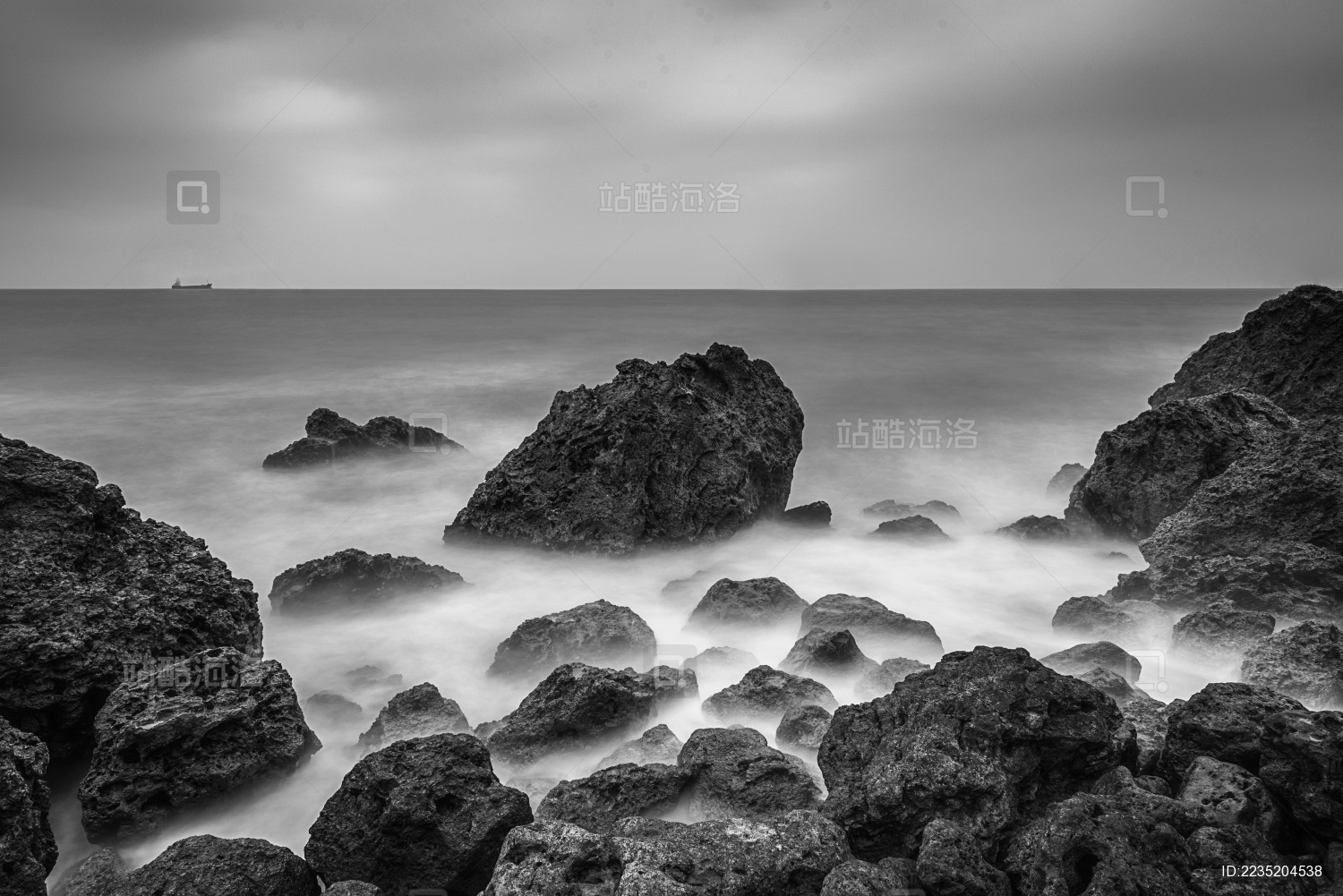 黑白色大海的慢门摄影