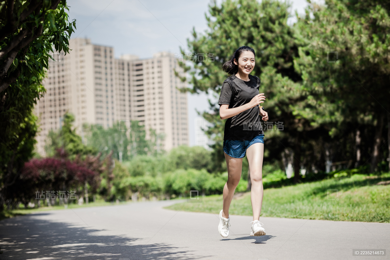 快乐的年轻家庭在公园跑步-蓝牛仔影像-中国原创广告影像素材