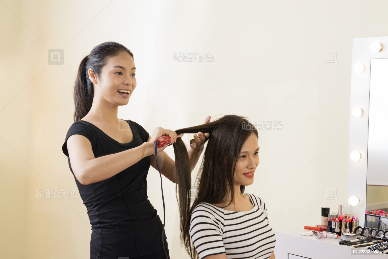 美容师在做发型年轻女子