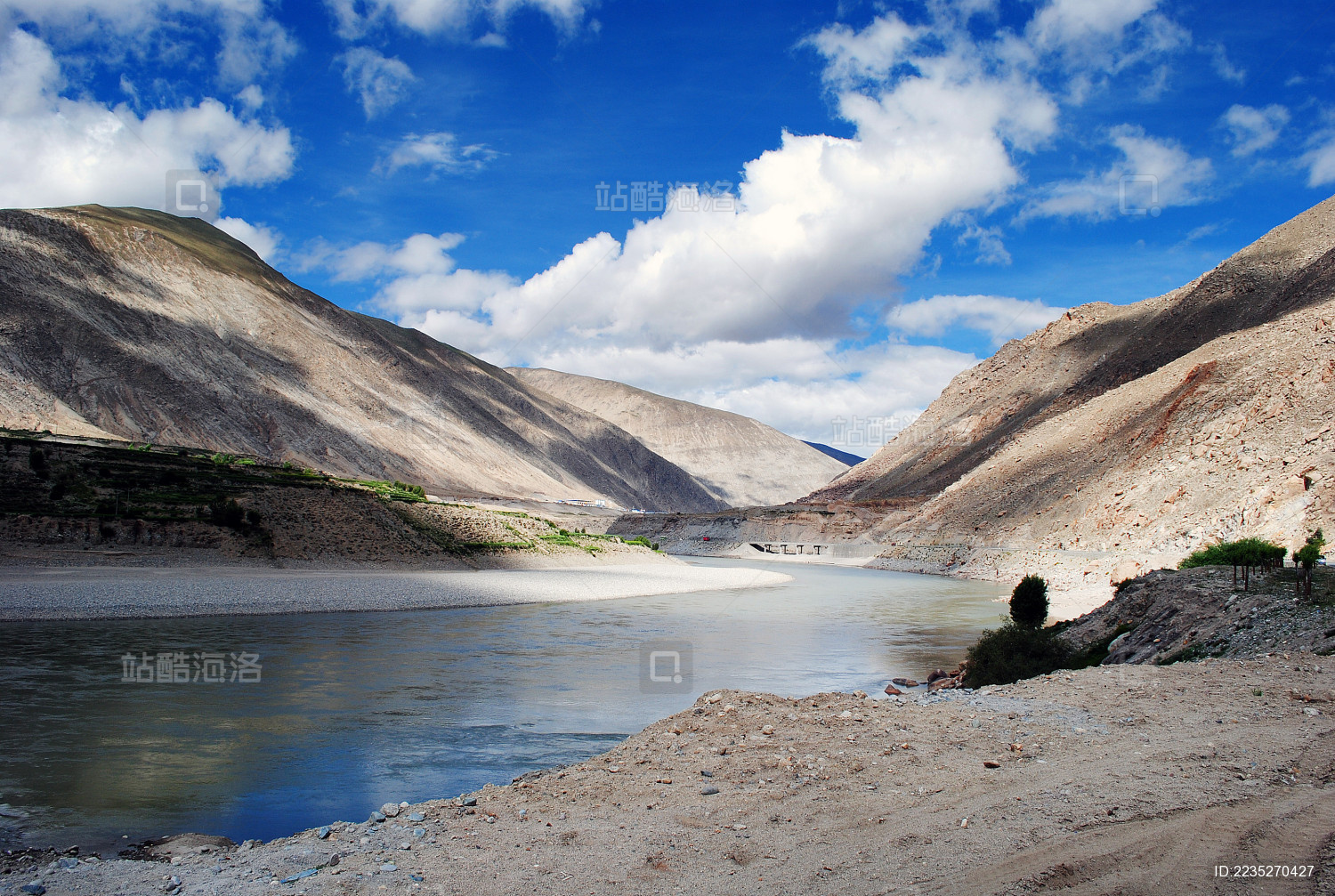 中国西藏雅鲁藏布江上游风景
