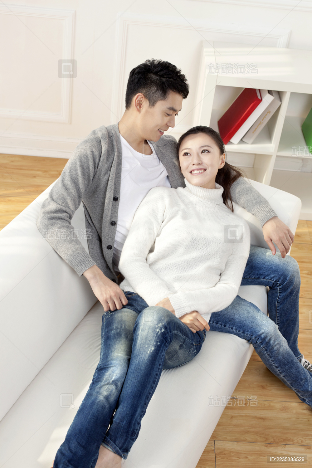 室内情侣温馨甜蜜生活