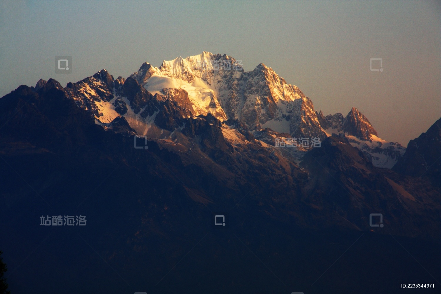 丽江玉龙雪山日照金山