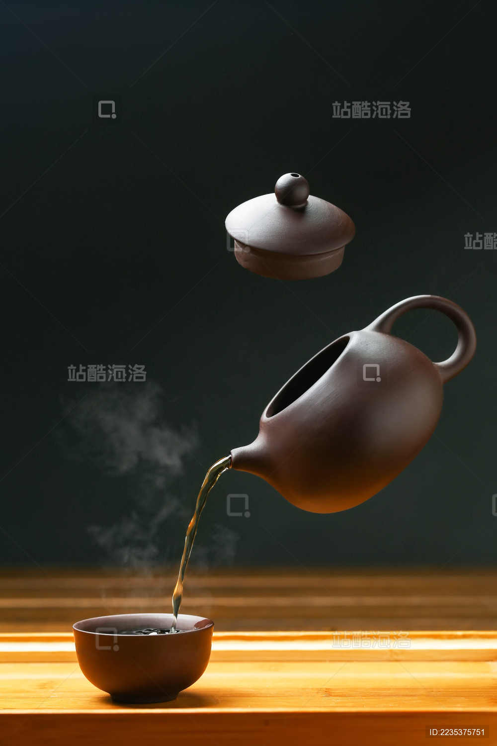 紫砂壶倒茶悬浮创意拍摄