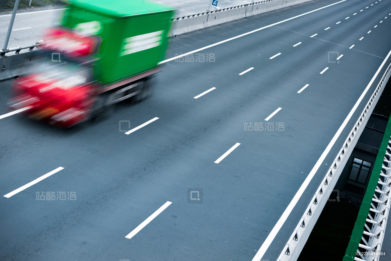 在高速公路上运动车。_站酷海洛_正版图片_视频_字体_音乐素材交易平台_站酷旗下品牌