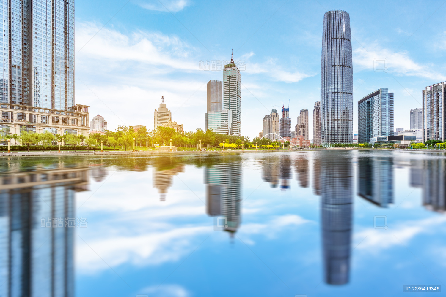 空楼 蓝天下的城市天际线 天津中国