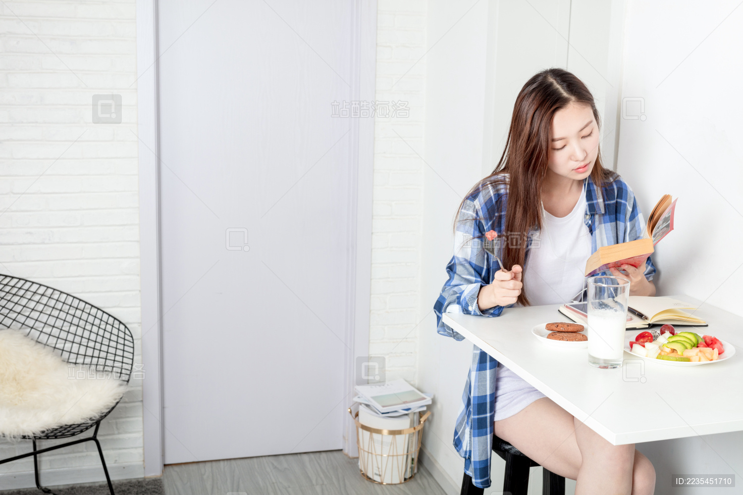 年轻女子在吃早餐