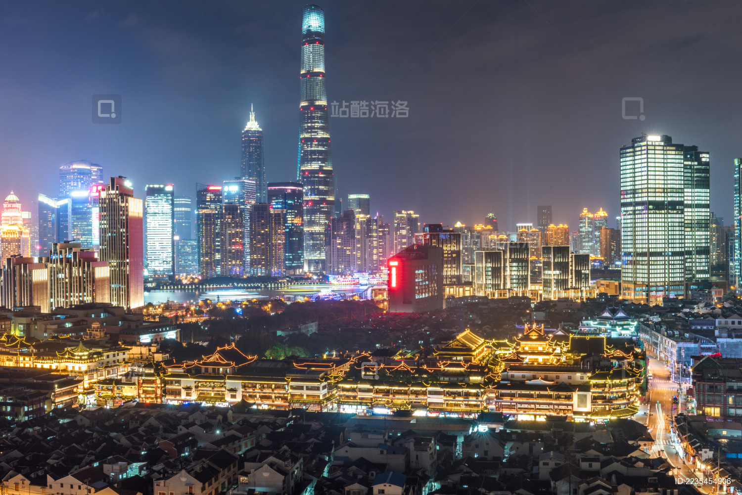 上海商务区的夜晚中国建筑集团