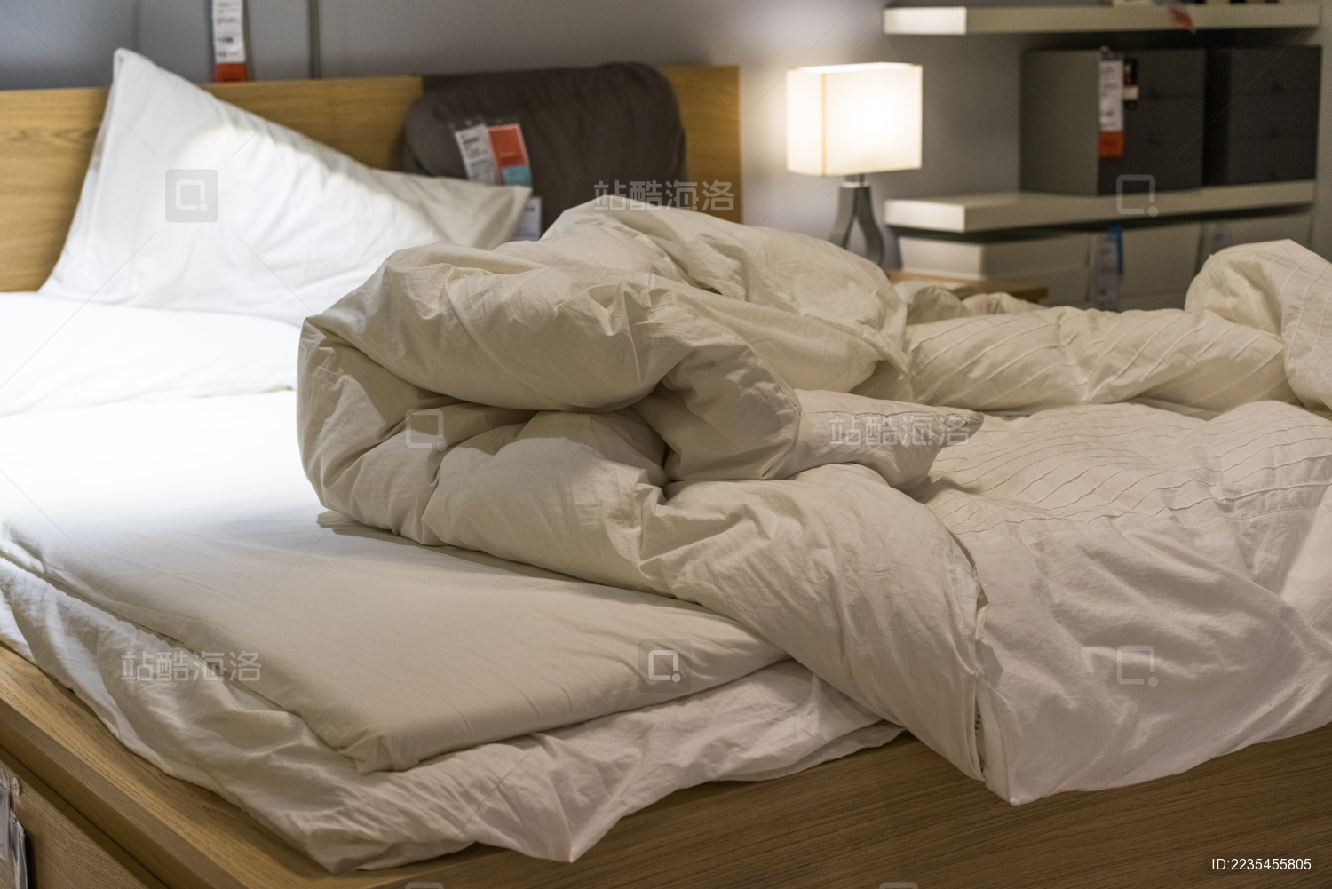 一个IKEA店的内部视图。