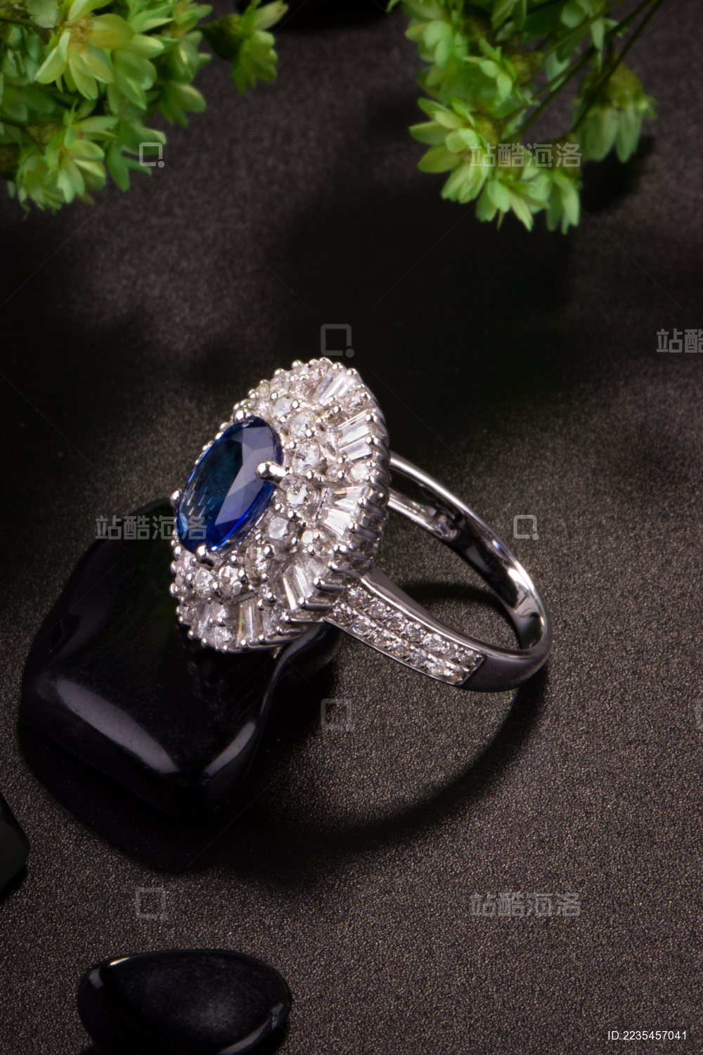 晶亮的蓝宝石坦桑石戒指在一个纯黑色的背景里