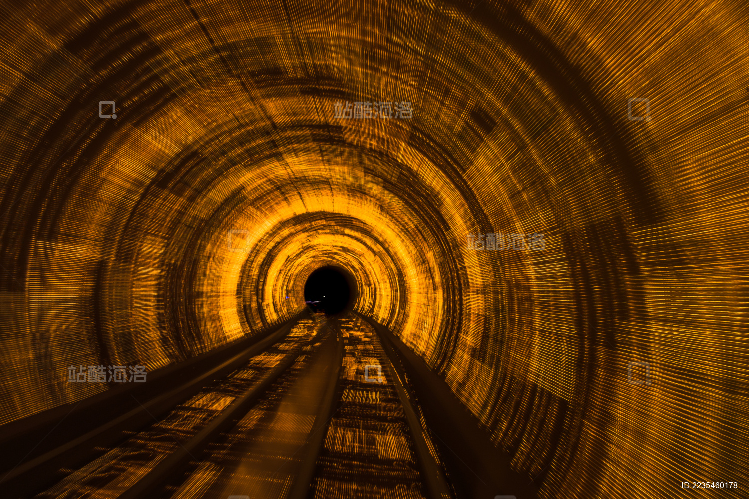 铁路轨道 隧道 在中国城市。