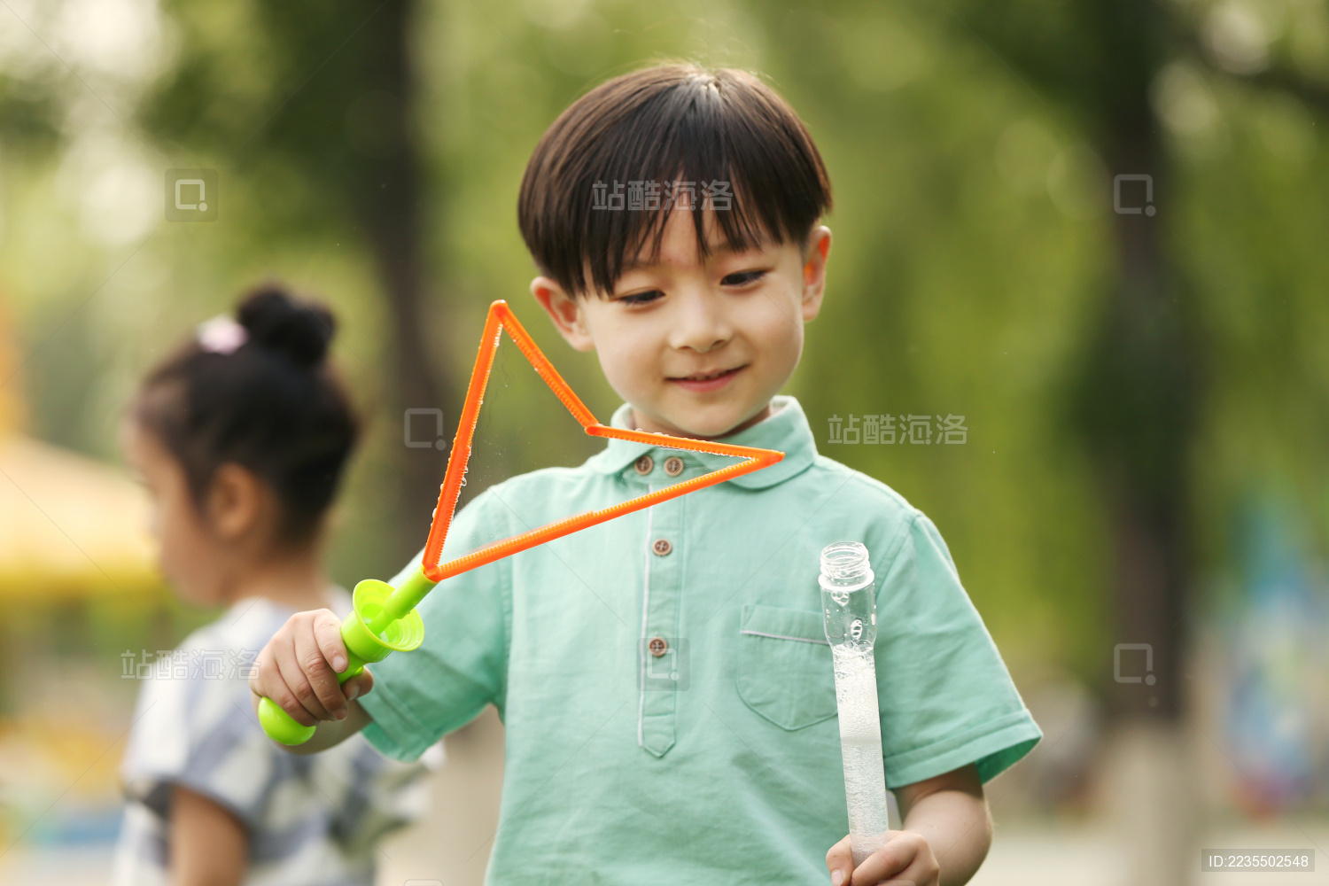 小男孩玩泡泡水