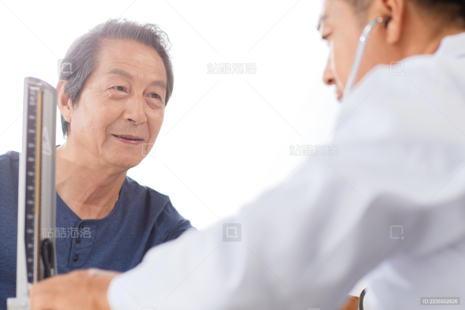 医生给患者量血压