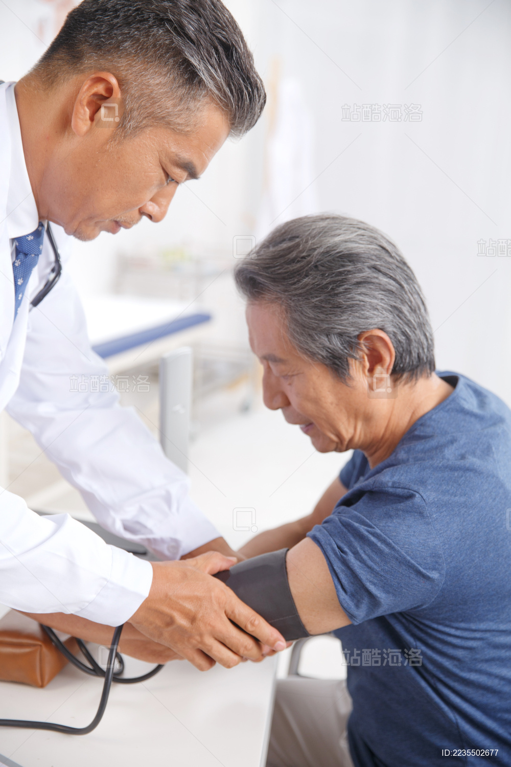 医生给患者量血压