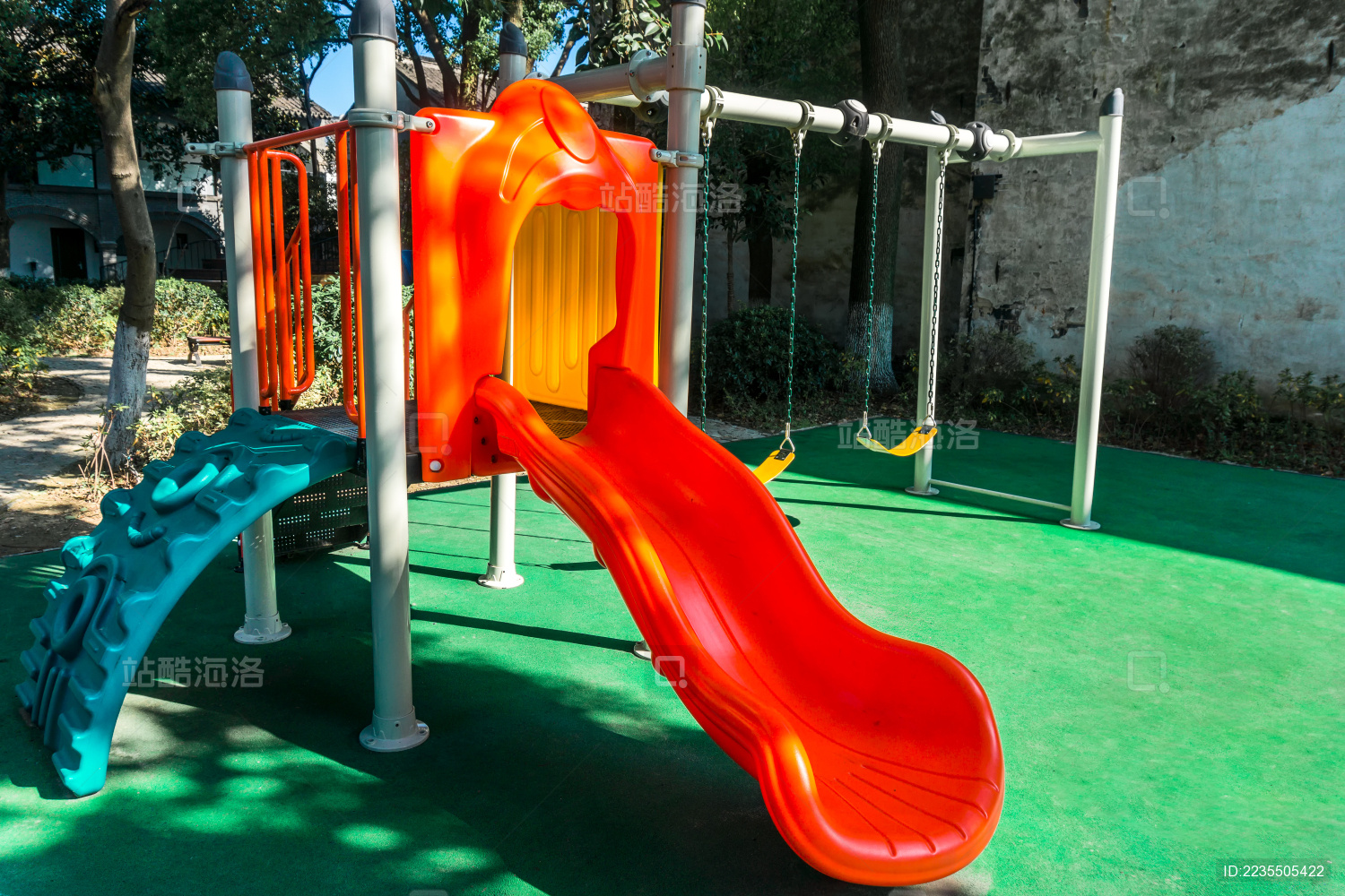 公园里的滑滑梯与秋千