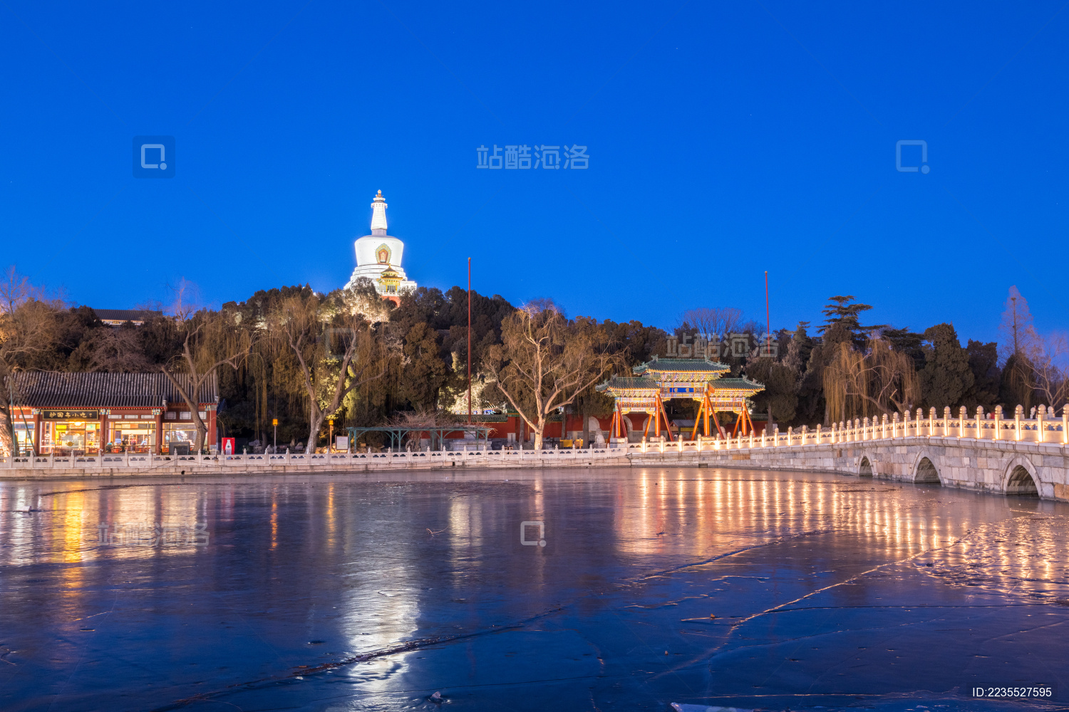 北京北海公园的冬天是一幅美丽的画卷