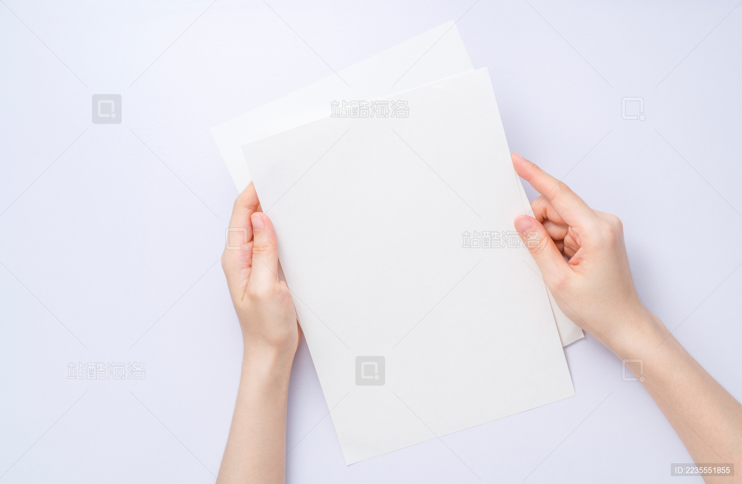 女生的手拿着白纸