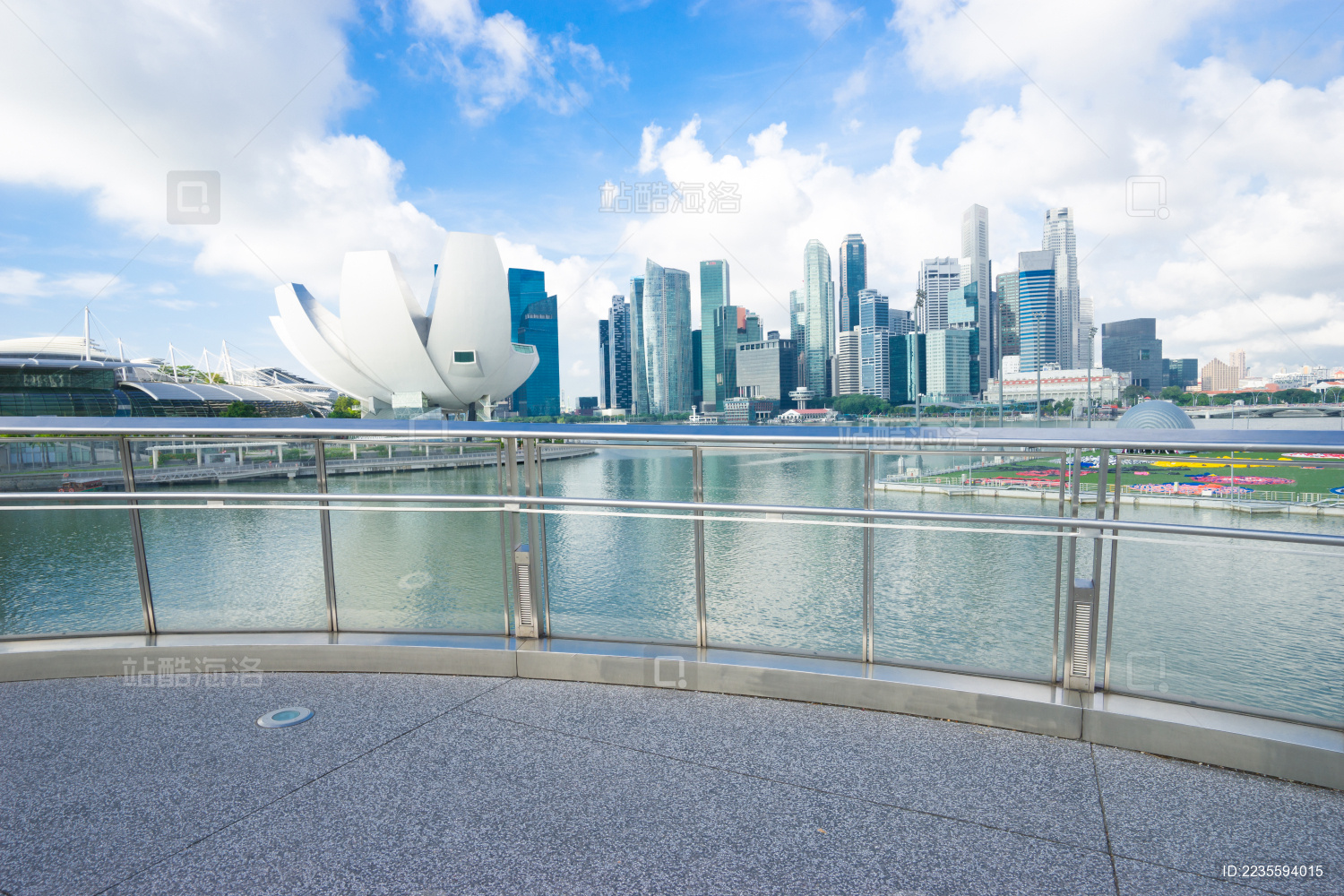 附近的滨海湾云的天空 从银行的现代建筑在新加坡