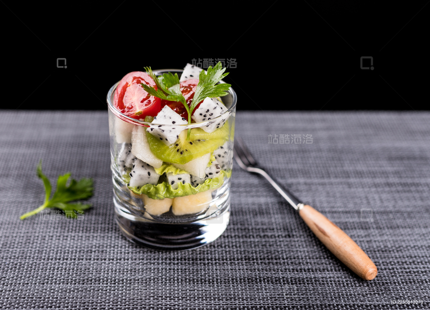 水果色拉杯创意拍摄 高脚杯水果摄影 西餐简约风